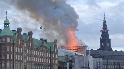 В Копенгагене в результате сильного пожара рухнул знаменитый шпиль старейшей в мире фондовой биржи Берсен