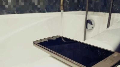 В Москве 22-летний принял ванну со смартфоном на зарядке и умер